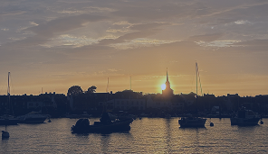 Dispersion de cendre en mer au coucher du soleil