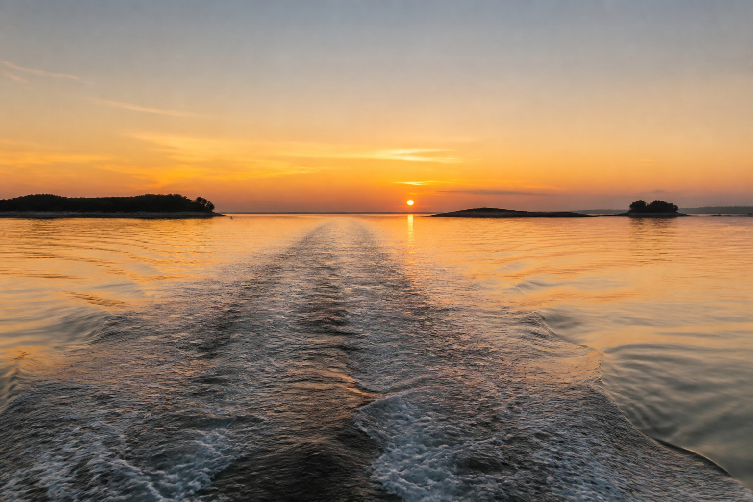 Sillage d'un bateau au coucher du soleil dans le Golfe du Morbihan